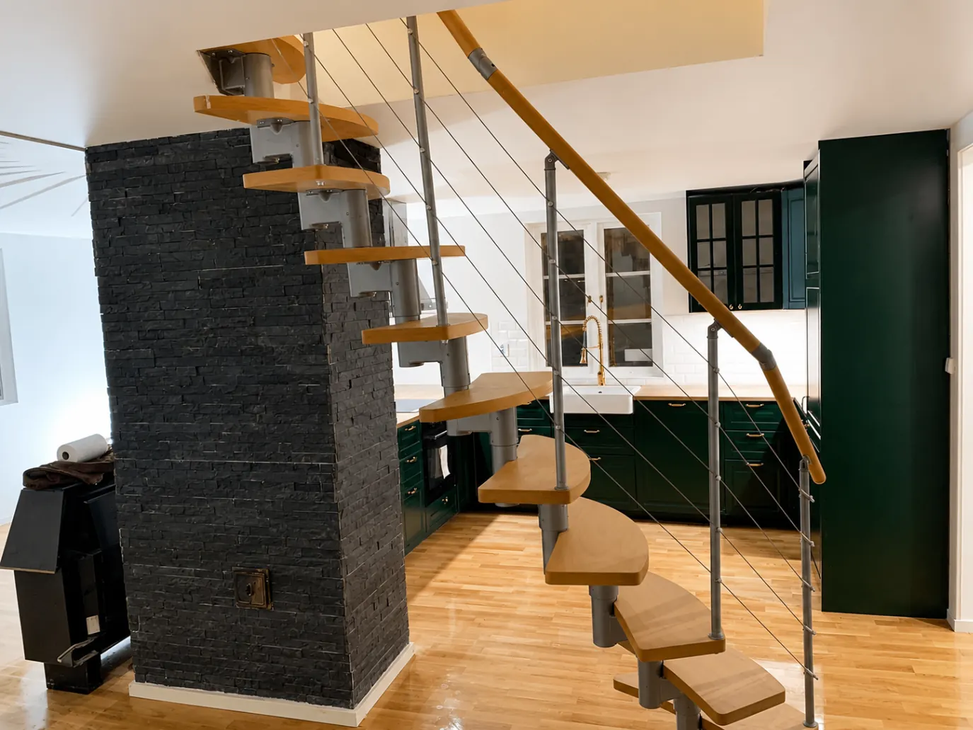 Spiraltrappa och stenvägg